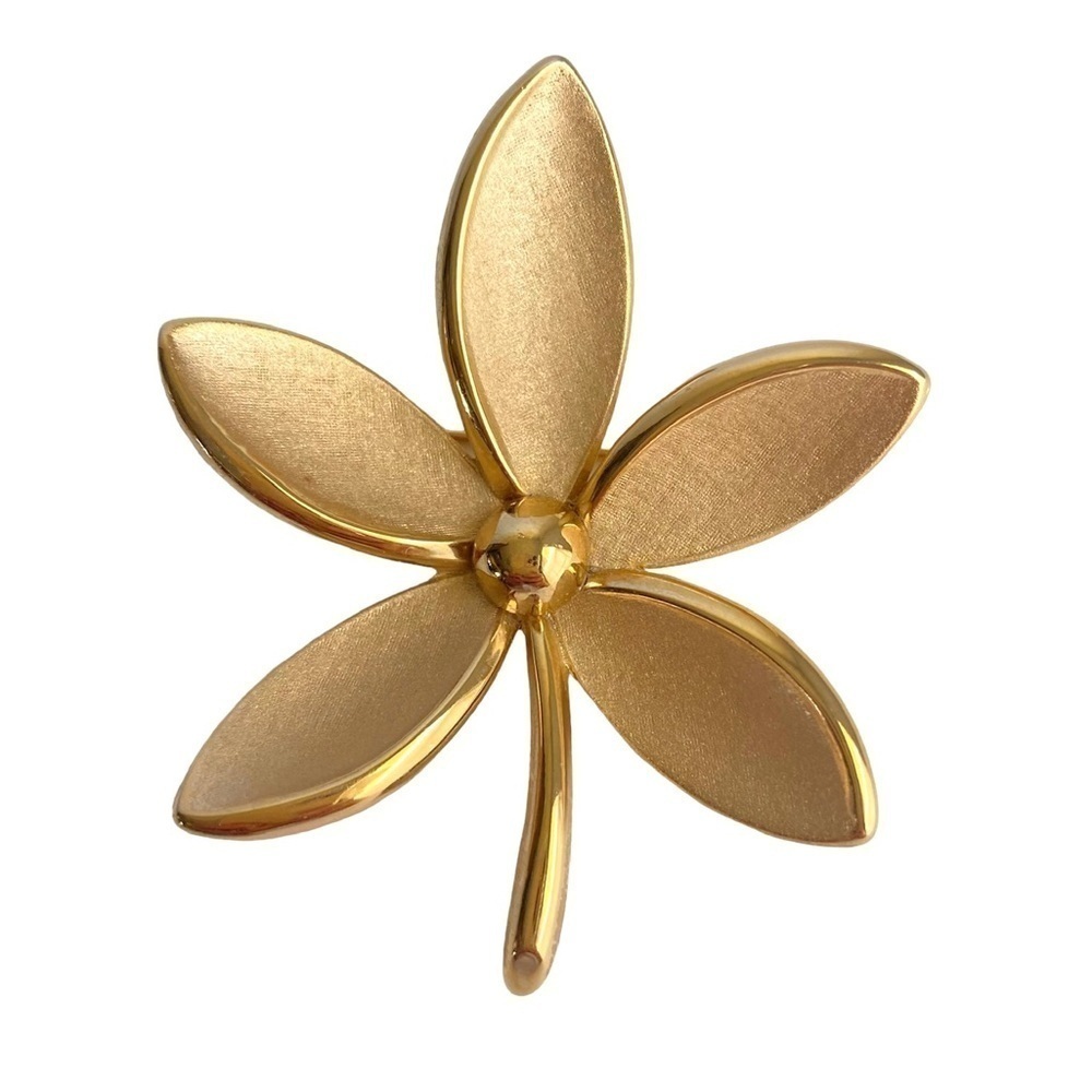 Vintage 60s Crown Trifari Daisy‎ Flower Brooch Brushed Gold Signed Estate Piece